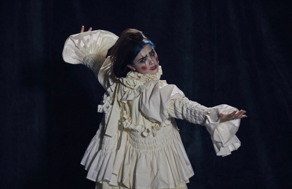 RobMoro TV | BENEE – ‘Blu’