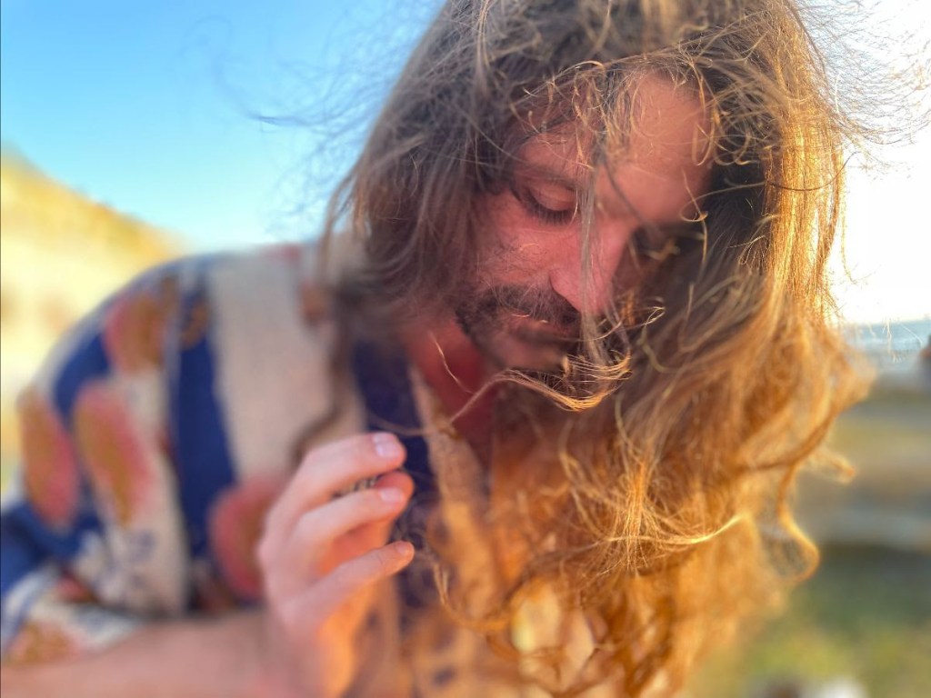 Listen | Twain shares new single ‘2&nbsp;Lovers’