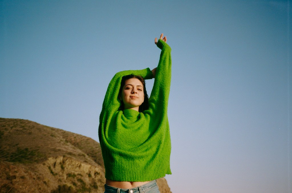 RobMoro TV | Lizzy McAlpine – ‘ceilings’