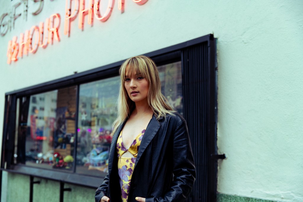 Listen | Gretta Ray releases new track ‘America Forever’ featuring Maisie Peters and Carol&nbsp;Ades