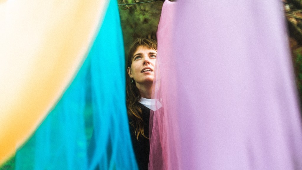 Explore Angie McMahon's new single 'Untangling' + EP "Light Sides"