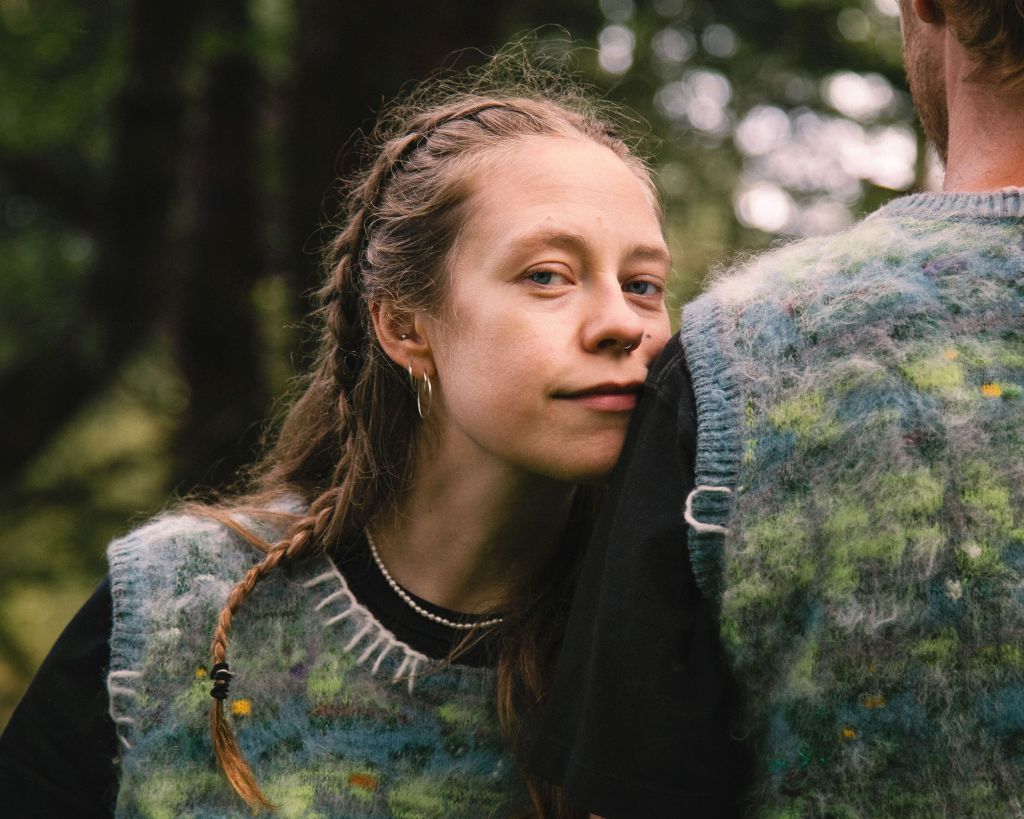 RobMoro TV | Anna B Savage – ‘Agnes’ ft. Anna Mieke 