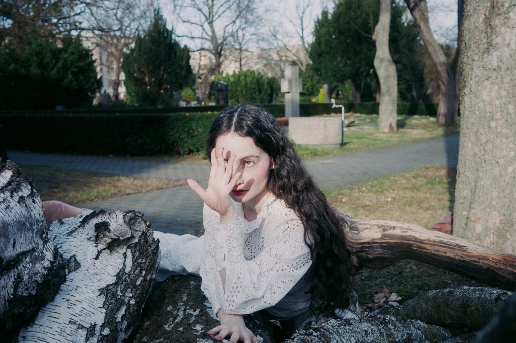 GLORIA DE OLIVEIRA - Announces new album 'The Lying Swans' out Oct 30th via La Double Vie